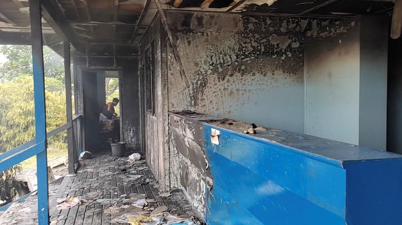 Kerusuhan di Solomon Asap mengepul dari gedung-gedung yang terbakar selama protes di ibu kota Honiara, Kepulauan Solomon, Kamis (25/11/2021). (Australian Broadcasting Corporation via AP)