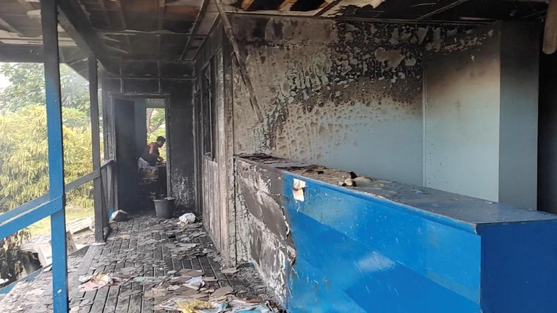 Asap mengepul dari gedung-gedung yang terbakar selama protes di ibu kota Honiara, Kepulauan Solomon, Kamis (25/11/2021).  (Australian Broadcasting Corporation via AP)