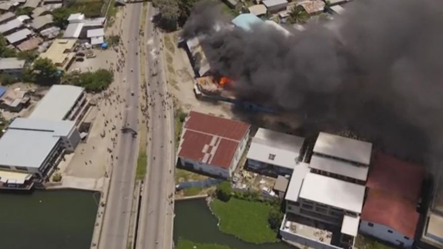 Asap mengepul dari gedung-gedung yang terbakar selama protes di ibu kota Honiara, Kepulauan Solomon, Kamis (25/11/2021).  (Australian Broadcasting Corporation via AP)