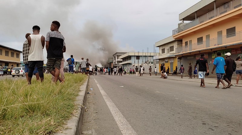 Kerusuhan di Solomon Asap mengepul dari gedung-gedung yang terbakar selama protes di ibu kota Honiara, Kepulauan Solomon, Kamis (25/11/2021). (Australian Broadcasting Corporation via AP)