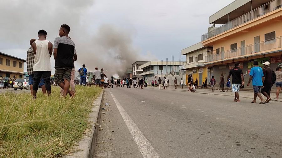 Asap mengepul dari gedung-gedung yang terbakar selama protes di ibu kota Honiara, Kepulauan Solomon, Kamis (25/11/2021).  (Australian Broadcasting Corporation via AP)