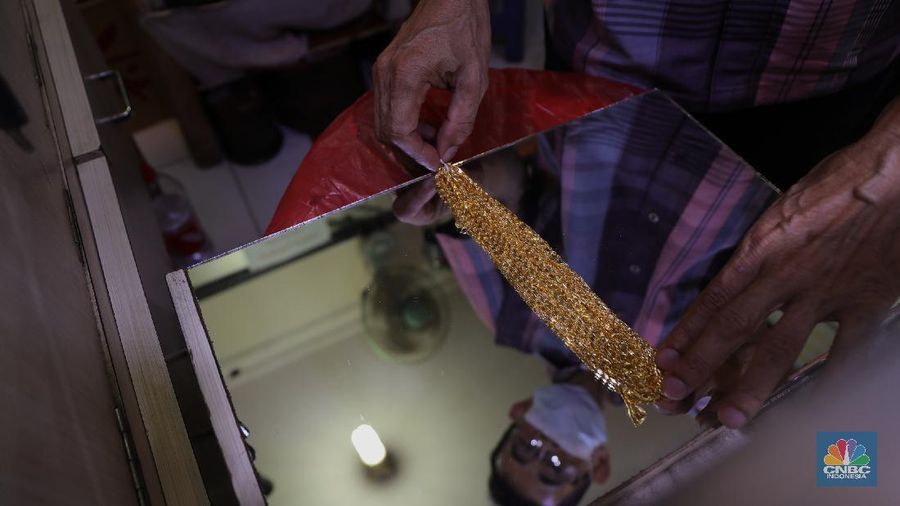 Saiful (48) melakukan proses pencucian gelang silver di salah satu pasar di Jakarta, Kamis (25/11/2021).
Meski mengalami penurunan pendapatan hingga hampir 50% akibat pandemi Covid-19, para pengrajin cuci perhiasan tetap bertahan. Berbekal sejumlah alat sederhana yang terjajar di depannya, pria berusia 48 tahun tersebut tampak terampil tatkala membersihkan perhiasan-perhiasan milik pelanggannya. Menurut Saiful