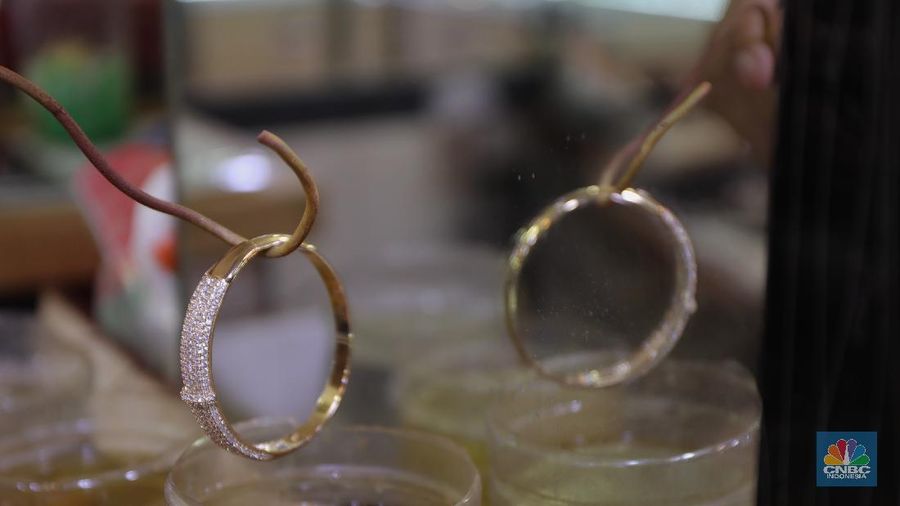 Saiful (48) melakukan proses pencucian gelang silver di salah satu pasar di Jakarta, Kamis (25/11/2021). 
Meski mengalami penurunan pendapatan hingga hampir 50% akibat pandemi Covid-19, para pengrajin cuci perhiasan tetap bertahan. Berbekal sejumlah alat sederhana yang terjajar di depannya, pria berusia 48 tahun tersebut tampak terampil tatkala membersihkan perhiasan-perhiasan milik pelanggannya. Menurut Saiful 