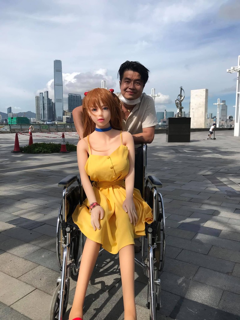 Pria Hidup dengan Boneka Sex (Tangkapan Layar via Facebook/謝天榮) Pria Hidup dengan Boneka Sex Xie Tianrong (Tangkapan Layar via Facebook/謝天榮)