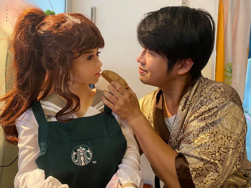 Pria Hidup dengan Boneka Sex (Tangkapan Layar via Facebook/謝天榮) Pria Hidup dengan Boneka Sex Xie Tianrong (Tangkapan Layar via Facebook/謝天榮)