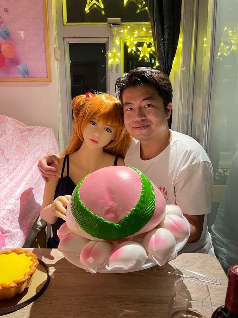 Pria Hidup dengan Boneka Sex Xie Tianrong (Tangkapan Layar via Facebook/謝天榮)