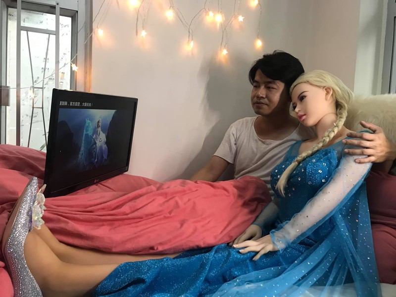 Pria Hidup dengan Boneka Sex (Tangkapan Layar via Facebook/謝天榮) Pria Hidup dengan Boneka Sex Xie Tianrong (Tangkapan Layar via Facebook/謝天榮)