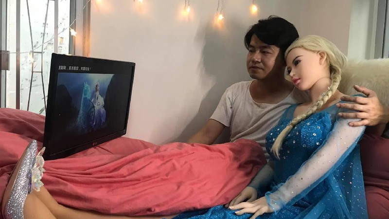 Pria Hidup dengan Boneka Sex Xie Tianrong (Tangkapan Layar via Facebook/謝天榮)