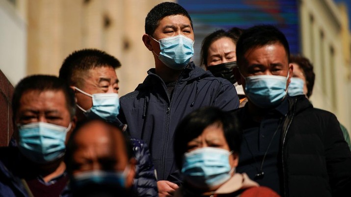 People wearing protective masks are seen on a street, following new cases of the coronavirus disease (COVID-19), in Shanghai, China, November 24, 2021. Picture taken November 24, 2021. (REUTERS/Aly Song)