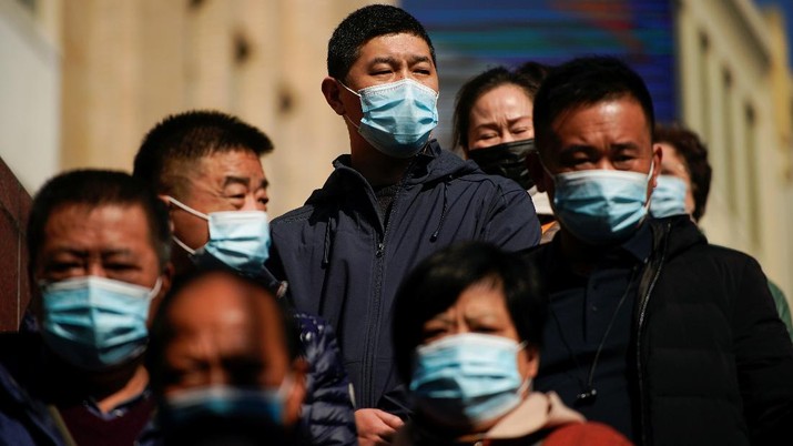 Ativitas warga China di Shanghai People wearing protective masks are seen on a street, following new cases of the coronavirus disease (COVID-19), in Shanghai, China, November 24, 2021. Picture taken November 24, 2021. (REUTERS/Aly Song)