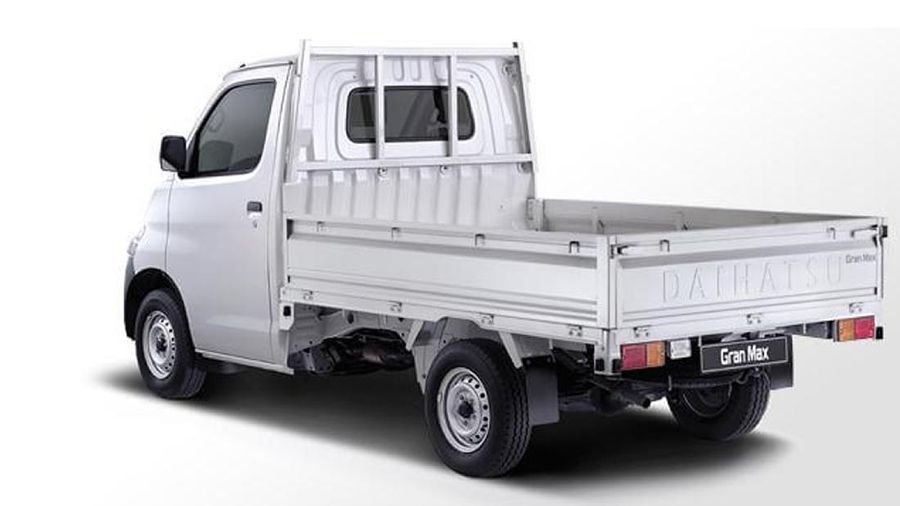 Brio generasi terbaru ini mengalami ubahan dari sektor eksterior dan interior terutama pada desain belakang yang tidak lagi menggunakan kaca besar, tetapi dibuat seperti mobil pada umumnya.Honda Brio RS manual dibanderol Rp 176 juta, sedangkan yang transmisi otomatik dipatok Rp 191 juta. Mesin yang digunakan mobil Honda Brio bertipe 1.2L i-VTEC. Dari mesin ini, Honda Brio bisa menghasilkan tenaga sebesar 90 Ps pada 6.000 rpm, sedangkan torsi puncaknya sebesar 110 Nm pada 4.800 rpm. (վ/Andrean Kristianto)