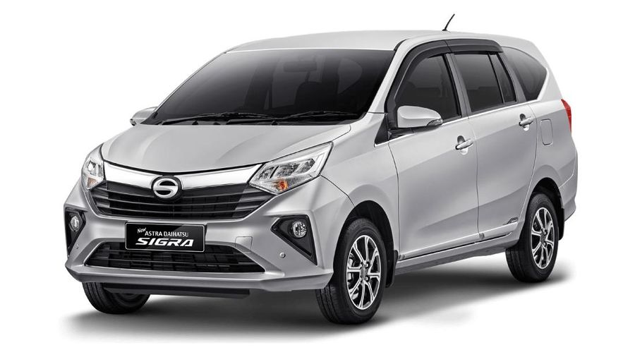 Brio generasi terbaru ini mengalami ubahan dari sektor eksterior dan interior terutama pada desain belakang yang tidak lagi menggunakan kaca besar, tetapi dibuat seperti mobil pada umumnya.Honda Brio RS manual dibanderol Rp 176 juta, sedangkan yang transmisi otomatik dipatok Rp 191 juta. Mesin yang digunakan mobil Honda Brio bertipe 1.2L i-VTEC. Dari mesin ini, Honda Brio bisa menghasilkan tenaga sebesar 90 Ps pada 6.000 rpm, sedangkan torsi puncaknya sebesar 110 Nm pada 4.800 rpm. (վ/Andrean Kristianto)