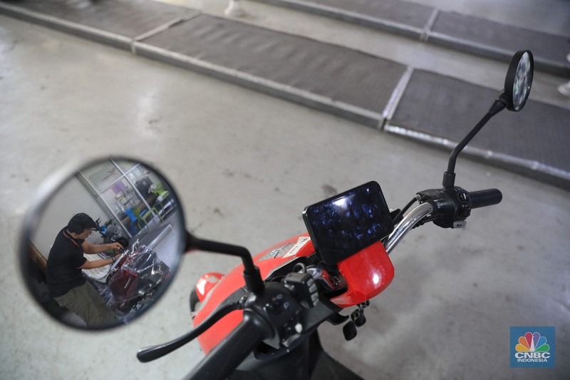 Karyawan menyiapkan motor yang akan dibawa oleh konsumen di showroom penjualan sepeda motor listrik Uwinfly dikawasan Otista, Jakarta, Jumat, 26 November 2021. Pandangan negatif masyarakat Indonesia terhadap kendaraan yang menggunakan energi listrik sebagai sumber energi, perlahan mulai luntur. Hal ini bisa dilihat, dari mulai banyaknya jumlah sepeda motor berteknologi canggih itu yang terjual di Tanah Air. Data dari Kementerian Perhubungan menunjukkan, penjualan mobil dan motor listrik di Indonesia selama dua tahun terakhir menunjukkan kenaikan yang cukup besar. Berdasarkan data jumlah Sertifikat Registrasi Uji Tipe (SRUT) dari Kemenhub, per Agustus 2021, untuk penerbitan SRUT kendaraan roda dua kenaikannya tiga kali lebih besar, yaitu mencapai 7.526 unit dibandingkan tahun sebelumnya. 
Kepala Cabang Dealer Motor Uwin fly Wahyudi Amran mengatakan motor ini mengatakan penjualan motor listrik kurang lebih PO 2000 unit per bulan untuk jenis sepeda dan motor. 