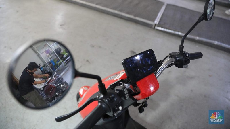 Karyawan menyiapkan motor yang akan dibawa oleh konsumen di showroom penjualan sepeda motor listrik Uwinfly dikawasan Otista, Jakarta, Jumat, 26 November 2021. Pandangan negatif masyarakat Indonesia terhadap kendaraan yang menggunakan energi listrik sebagai sumber energi, perlahan mulai luntur. Hal ini bisa dilihat, dari mulai banyaknya jumlah sepeda motor berteknologi canggih itu yang terjual di Tanah Air. Data dari Kementerian Perhubungan menunjukkan, penjualan mobil dan motor listrik di Indonesia selama dua tahun terakhir menunjukkan kenaikan yang cukup besar. Berdasarkan data jumlah Sertifikat Registrasi Uji Tipe (SRUT) dari Kemenhub, per Agustus 2021, untuk penerbitan SRUT kendaraan roda dua kenaikannya tiga kali lebih besar, yaitu mencapai 7.526 unit dibandingkan tahun sebelumnya. 
Kepala Cabang Dealer Motor Uwin fly Wahyudi Amran mengatakan motor ini mengatakan penjualan motor listrik kurang lebih PO 2000 unit per bulan untuk jenis sepeda dan motor. 