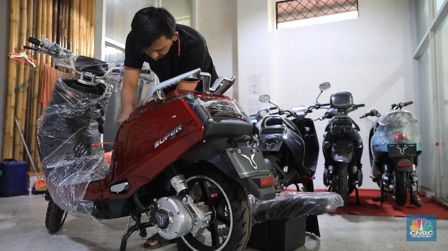 Karyawan menyiapkan motor yang akan dibawa oleh konsumen di showroom penjualan sepeda motor listrik Uwinfly dikawasan Otista, Jakarta, Jumat, 26 November 2021. Pandangan negatif masyarakat Indonesia terhadap kendaraan yang menggunakan energi listrik sebagai sumber energi, perlahan mulai luntur. Hal ini bisa dilihat, dari mulai banyaknya jumlah sepeda motor berteknologi canggih itu yang terjual di Tanah Air. Data dari Kementerian Perhubungan menunjukkan, penjualan mobil dan motor listrik di Indonesia selama dua tahun terakhir menunjukkan kenaikan yang cukup besar. Berdasarkan data jumlah Sertifikat Registrasi Uji Tipe (SRUT) dari Kemenhub, per Agustus 2021, untuk penerbitan SRUT kendaraan roda dua kenaikannya tiga kali lebih besar, yaitu mencapai 7.526 unit dibandingkan tahun sebelumnya. 
Kepala Cabang Dealer Motor Uwin fly Wahyudi Amran mengatakan motor ini mengatakan penjualan motor listrik kurang lebih PO 2000 unit per bulan untuk jenis sepeda dan motor. 
