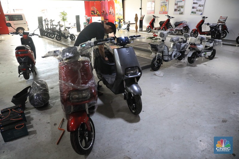 Karyawan menyiapkan motor yang akan dibawa oleh konsumen di showroom penjualan sepeda motor listrik Uwinfly dikawasan Otista, Jakarta, Jumat, 26 November 2021. Pandangan negatif masyarakat Indonesia terhadap kendaraan yang menggunakan energi listrik sebagai sumber energi, perlahan mulai luntur. Hal ini bisa dilihat, dari mulai banyaknya jumlah sepeda motor berteknologi canggih itu yang terjual di Tanah Air. Data dari Kementerian Perhubungan menunjukkan, penjualan mobil dan motor listrik di Indonesia selama dua tahun terakhir menunjukkan kenaikan yang cukup besar. Berdasarkan data jumlah Sertifikat Registrasi Uji Tipe (SRUT) dari Kemenhub, per Agustus 2021, untuk penerbitan SRUT kendaraan roda dua kenaikannya tiga kali lebih besar, yaitu mencapai 7.526 unit dibandingkan tahun sebelumnya. 
Kepala Cabang Dealer Motor Uwin fly Wahyudi Amran mengatakan motor ini mengatakan penjualan motor listrik kurang lebih PO 2000 unit per bulan untuk jenis sepeda dan motor. 