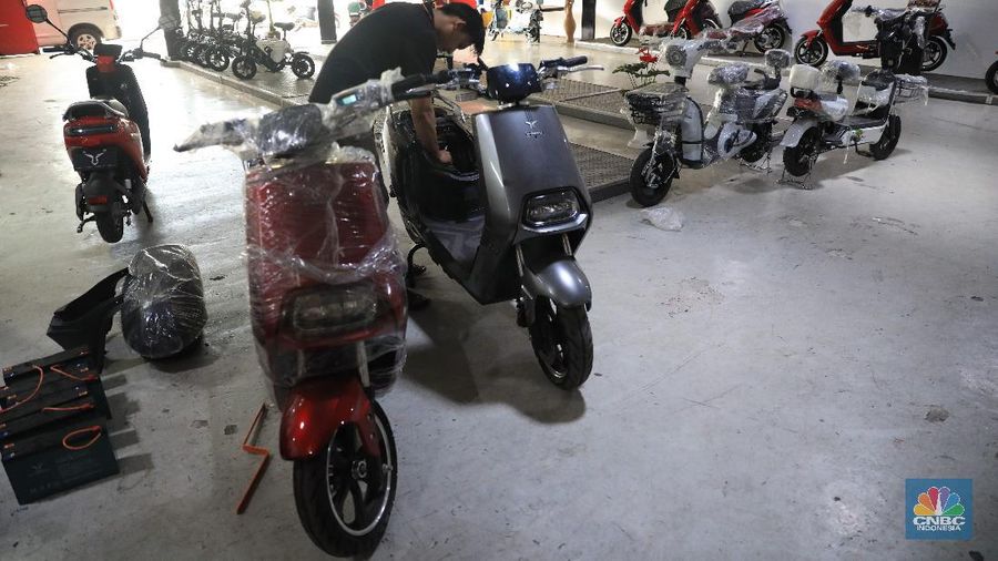 Karyawan menyiapkan motor yang akan dibawa oleh konsumen di showroom penjualan sepeda motor listrik Uwinfly dikawasan Otista, Jakarta, Jumat, 26 November 2021. Pandangan negatif masyarakat Indonesia terhadap kendaraan yang menggunakan energi listrik sebagai sumber energi, perlahan mulai luntur. Hal ini bisa dilihat, dari mulai banyaknya jumlah sepeda motor berteknologi canggih itu yang terjual di Tanah Air. Data dari Kementerian Perhubungan menunjukkan, penjualan mobil dan motor listrik di Indonesia selama dua tahun terakhir menunjukkan kenaikan yang cukup besar. Berdasarkan data jumlah Sertifikat Registrasi Uji Tipe (SRUT) dari Kemenhub, per Agustus 2021, untuk penerbitan SRUT kendaraan roda dua kenaikannya tiga kali lebih besar, yaitu mencapai 7.526 unit dibandingkan tahun sebelumnya. 
Kepala Cabang Dealer Motor Uwin fly Wahyudi Amran mengatakan motor ini mengatakan penjualan motor listrik kurang lebih PO 2000 unit per bulan untuk jenis sepeda dan motor. 
