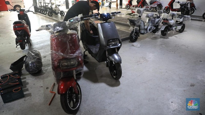 Karyawan menyiapkan motor yang akan dibawa oleh konsumen di showroom penjualan sepeda motor listrik Uwinfly dikawasan Otista, Jakarta, Jumat, 26 November 2021. Pandangan negatif masyarakat Indonesia terhadap kendaraan yang menggunakan energi listrik sebagai sumber energi, perlahan mulai luntur. Hal ini bisa dilihat, dari mulai banyaknya jumlah sepeda motor berteknologi canggih itu yang terjual di Tanah Air. Data dari Kementerian Perhubungan menunjukkan, penjualan mobil dan motor listrik di Indonesia selama dua tahun terakhir menunjukkan kenaikan yang cukup besar. Berdasarkan data jumlah Sertifikat Registrasi Uji Tipe (SRUT) dari Kemenhub, per Agustus 2021, untuk penerbitan SRUT kendaraan roda dua kenaikannya tiga kali lebih besar, yaitu mencapai 7.526 unit dibandingkan tahun sebelumnya. 
Kepala Cabang Dealer Motor Uwin fly Wahyudi Amran mengatakan motor ini mengatakan penjualan motor listrik kurang lebih PO 2000 unit per bulan untuk jenis sepeda dan motor. 