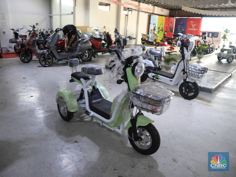 Karyawan menyiapkan motor yang akan dibawa oleh konsumen di showroom penjualan sepeda motor listrik Uwinfly dikawasan Otista, Jakarta, Jumat, 26 November 2021. Pandangan negatif masyarakat Indonesia terhadap kendaraan yang menggunakan energi listrik sebagai sumber energi, perlahan mulai luntur. Hal ini bisa dilihat, dari mulai banyaknya jumlah sepeda motor berteknologi canggih itu yang terjual di Tanah Air. Data dari Kementerian Perhubungan menunjukkan, penjualan mobil dan motor listrik di Indonesia selama dua tahun terakhir menunjukkan kenaikan yang cukup besar. Berdasarkan data jumlah Sertifikat Registrasi Uji Tipe (SRUT) dari Kemenhub, per Agustus 2021, untuk penerbitan SRUT kendaraan roda dua kenaikannya tiga kali lebih besar, yaitu mencapai 7.526 unit dibandingkan tahun sebelumnya. 
Kepala Cabang Dealer Motor Uwin fly Wahyudi Amran mengatakan motor ini mengatakan penjualan motor listrik kurang lebih PO 2000 unit per bulan untuk jenis sepeda dan motor. 