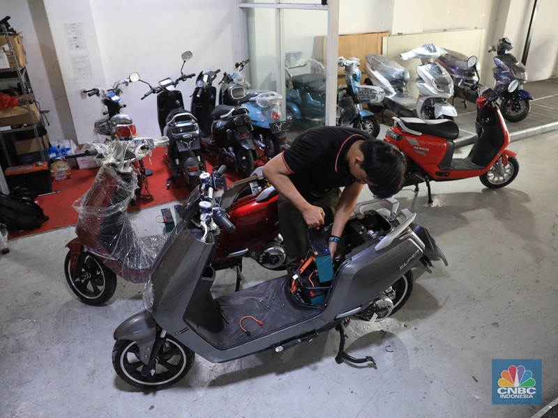Karyawan menyiapkan motor yang akan dibawa oleh konsumen di showroom penjualan sepeda motor listrik Uwinfly dikawasan Otista, Jakarta, Jumat, 26 November 2021. Pandangan negatif masyarakat Indonesia terhadap kendaraan yang menggunakan energi listrik sebagai sumber energi, perlahan mulai luntur. Hal ini bisa dilihat, dari mulai banyaknya jumlah sepeda motor berteknologi canggih itu yang terjual di Tanah Air. Data dari Kementerian Perhubungan menunjukkan, penjualan mobil dan motor listrik di Indonesia selama dua tahun terakhir menunjukkan kenaikan yang cukup besar. Berdasarkan data jumlah Sertifikat Registrasi Uji Tipe (SRUT) dari Kemenhub, per Agustus 2021, untuk penerbitan SRUT kendaraan roda dua kenaikannya tiga kali lebih besar, yaitu mencapai 7.526 unit dibandingkan tahun sebelumnya. 
Kepala Cabang Dealer Motor Uwin fly Wahyudi Amran mengatakan motor ini mengatakan penjualan motor listrik kurang lebih PO 2000 unit per bulan untuk jenis sepeda dan motor. 
