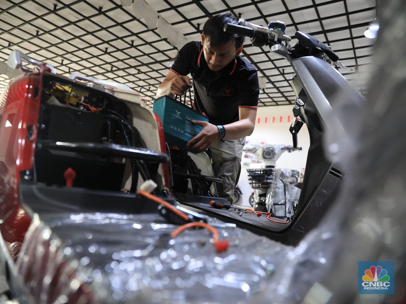Karyawan menyiapkan motor yang akan dibawa oleh konsumen di showroom penjualan sepeda motor listrik Uwinfly dikawasan Otista, Jakarta, Jumat, 26 November 2021. Pandangan negatif masyarakat Indonesia terhadap kendaraan yang menggunakan energi listrik sebagai sumber energi, perlahan mulai luntur. Hal ini bisa dilihat, dari mulai banyaknya jumlah sepeda motor berteknologi canggih itu yang terjual di Tanah Air. Data dari Kementerian Perhubungan menunjukkan, penjualan mobil dan motor listrik di Indonesia selama dua tahun terakhir menunjukkan kenaikan yang cukup besar. Berdasarkan data jumlah Sertifikat Registrasi Uji Tipe (SRUT) dari Kemenhub, per Agustus 2021, untuk penerbitan SRUT kendaraan roda dua kenaikannya tiga kali lebih besar, yaitu mencapai 7.526 unit dibandingkan tahun sebelumnya. 
Kepala Cabang Dealer Motor Uwin fly Wahyudi Amran mengatakan motor ini mengatakan penjualan motor listrik kurang lebih PO 2000 unit per bulan untuk jenis sepeda dan motor. 