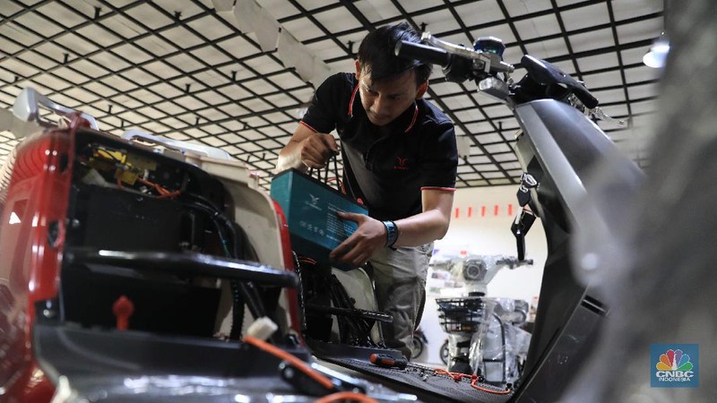Karyawan menyiapkan motor yang akan dibawa oleh konsumen di showroom penjualan sepeda motor listrik Uwinfly dikawasan Otista, Jakarta, Jumat, 26 November 2021. Pandangan negatif masyarakat Indonesia terhadap kendaraan yang menggunakan energi listrik sebagai sumber energi, perlahan mulai luntur. Hal ini bisa dilihat, dari mulai banyaknya jumlah sepeda motor berteknologi canggih itu yang terjual di Tanah Air. Data dari Kementerian Perhubungan menunjukkan, penjualan mobil dan motor listrik di Indonesia selama dua tahun terakhir menunjukkan kenaikan yang cukup besar. Berdasarkan data jumlah Sertifikat Registrasi Uji Tipe (SRUT) dari Kemenhub, per Agustus 2021, untuk penerbitan SRUT kendaraan roda dua kenaikannya tiga kali lebih besar, yaitu mencapai 7.526 unit dibandingkan tahun sebelumnya. 
Kepala Cabang Dealer Motor Uwin fly Wahyudi Amran mengatakan motor ini mengatakan penjualan motor listrik kurang lebih PO 2000 unit per bulan untuk jenis sepeda dan motor. 