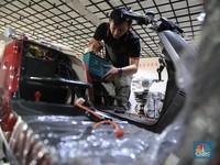 Ternyata Tak Cuma Mobil, Penjualan Sepeda Motor Juga Ambrol