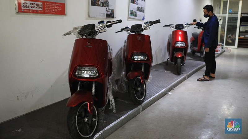 Karyawan menyiapkan motor yang akan dibawa oleh konsumen di showroom penjualan sepeda motor listrik Uwinfly dikawasan Otista, Jakarta, Jumat, 26 November 2021. Pandangan negatif masyarakat Indonesia terhadap kendaraan yang menggunakan energi listrik sebagai sumber energi, perlahan mulai luntur. Hal ini bisa dilihat, dari mulai banyaknya jumlah sepeda motor berteknologi canggih itu yang terjual di Tanah Air. Data dari Kementerian Perhubungan menunjukkan, penjualan mobil dan motor listrik di Indonesia selama dua tahun terakhir menunjukkan kenaikan yang cukup besar. Berdasarkan data jumlah Sertifikat Registrasi Uji Tipe (SRUT) dari Kemenhub, per Agustus 2021, untuk penerbitan SRUT kendaraan roda dua kenaikannya tiga kali lebih besar, yaitu mencapai 7.526 unit dibandingkan tahun sebelumnya. 
Kepala Cabang Dealer Motor Uwin fly Wahyudi Amran mengatakan motor ini mengatakan penjualan motor listrik kurang lebih PO 2000 unit per bulan untuk jenis sepeda dan motor. 