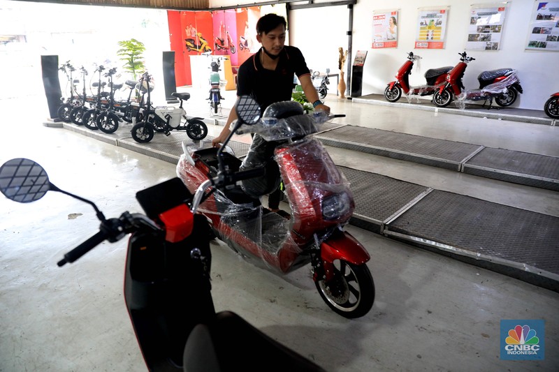 Karyawan menyiapkan motor yang akan dibawa oleh konsumen di showroom penjualan sepeda motor listrik Uwinfly dikawasan Otista, Jakarta, Jumat, 26 November 2021. Pandangan negatif masyarakat Indonesia terhadap kendaraan yang menggunakan energi listrik sebagai sumber energi, perlahan mulai luntur. Hal ini bisa dilihat, dari mulai banyaknya jumlah sepeda motor berteknologi canggih itu yang terjual di Tanah Air. Data dari Kementerian Perhubungan menunjukkan, penjualan mobil dan motor listrik di Indonesia selama dua tahun terakhir menunjukkan kenaikan yang cukup besar. Berdasarkan data jumlah Sertifikat Registrasi Uji Tipe (SRUT) dari Kemenhub, per Agustus 2021, untuk penerbitan SRUT kendaraan roda dua kenaikannya tiga kali lebih besar, yaitu mencapai 7.526 unit dibandingkan tahun sebelumnya. 
Kepala Cabang Dealer Motor Uwin fly Wahyudi Amran mengatakan motor ini mengatakan penjualan motor listrik kurang lebih PO 2000 unit per bulan untuk jenis sepeda dan motor. 