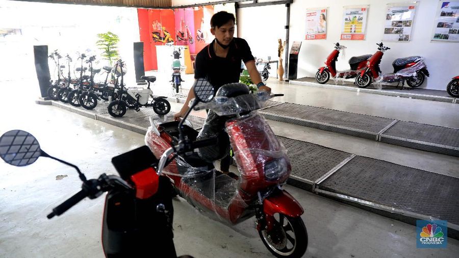 Karyawan menyiapkan motor yang akan dibawa oleh konsumen di showroom penjualan sepeda motor listrik Uwinfly dikawasan Otista, Jakarta, Jumat, 26 November 2021. Pandangan negatif masyarakat Indonesia terhadap kendaraan yang menggunakan energi listrik sebagai sumber energi, perlahan mulai luntur. Hal ini bisa dilihat, dari mulai banyaknya jumlah sepeda motor berteknologi canggih itu yang terjual di Tanah Air. Data dari Kementerian Perhubungan menunjukkan, penjualan mobil dan motor listrik di Indonesia selama dua tahun terakhir menunjukkan kenaikan yang cukup besar. Berdasarkan data jumlah Sertifikat Registrasi Uji Tipe (SRUT) dari Kemenhub, per Agustus 2021, untuk penerbitan SRUT kendaraan roda dua kenaikannya tiga kali lebih besar, yaitu mencapai 7.526 unit dibandingkan tahun sebelumnya. 
Kepala Cabang Dealer Motor Uwin fly Wahyudi Amran mengatakan motor ini mengatakan penjualan motor listrik kurang lebih PO 2000 unit per bulan untuk jenis sepeda dan motor. 