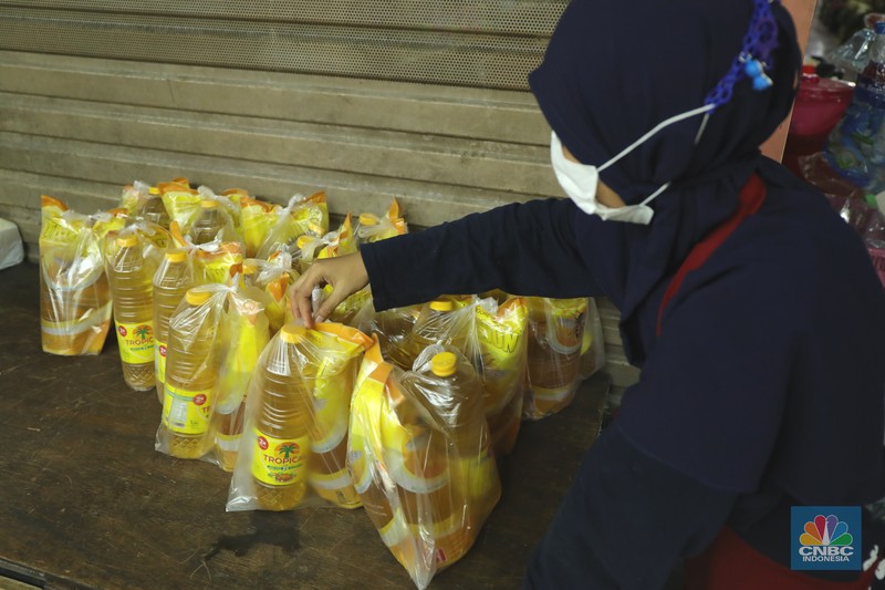 Ratusan warga antre untuk mendapatkan minyak curah kemasan di salah satu pasar di Jakarta, Jumat (26/11/2021). Program yang dilakukan oleh Pasar Jaya berkerja sama dengan Bank DKI berupa Rp. 20.000 ribu subsidi mendapatkan 2 liter + bonus 1 liter minyak curah. Sebelumnya, warga harus menginstal aplikasi Jakone  dan mengikuti persyaratan yang tertera di aplikasi. 
Suherman salah satu pedagang gorengan mengatakan 