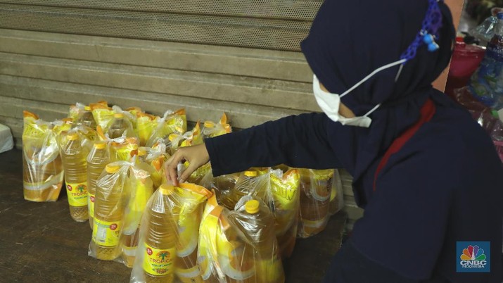 Penjualan Paket Minyak Goreng Murah Ratusan warga antre untuk mendapatkan minyak curah kemasan di salah satu pasar di Jakarta, Jumat (26/11/2021). Program yang dilakukan oleh Pasar Jaya berkerja sama dengan Bank DKI berupa Rp. 20.000 ribu subsidi mendapatkan 2 liter + bonus 1 liter minyak curah. Sebelumnya, warga harus menginstal aplikasi Jakone dan mengikuti persyaratan yang tertera di aplikasi.
Suherman salah satu pedagang gorengan mengatakan