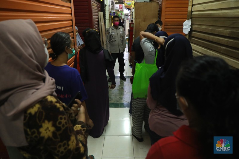 Ratusan warga antre untuk mendapatkan minyak curah kemasan di salah satu pasar di Jakarta, Jumat (26/11/2021). Program yang dilakukan oleh Pasar Jaya berkerja sama dengan Bank DKI berupa Rp. 20.000 ribu subsidi mendapatkan 2 liter + bonus 1 liter minyak curah. Sebelumnya, warga harus menginstal aplikasi Jakone  dan mengikuti persyaratan yang tertera di aplikasi. 
Suherman salah satu pedagang gorengan mengatakan 