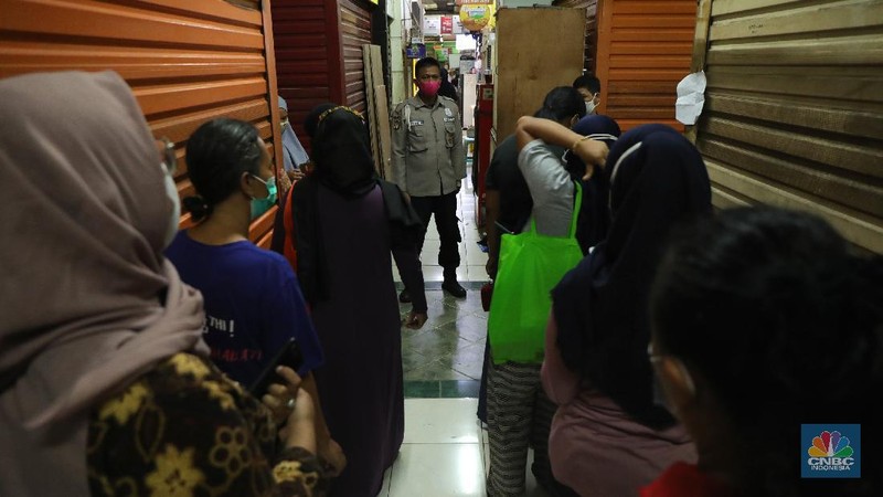 Ratusan warga antre untuk mendapatkan minyak curah kemasan di salah satu pasar di Jakarta, Jumat (26/11/2021). Program yang dilakukan oleh Pasar Jaya berkerja sama dengan Bank DKI berupa Rp. 20.000 ribu subsidi mendapatkan 2 liter + bonus 1 liter minyak curah. Sebelumnya, warga harus menginstal aplikasi Jakone  dan mengikuti persyaratan yang tertera di aplikasi. 
Suherman salah satu pedagang gorengan mengatakan 