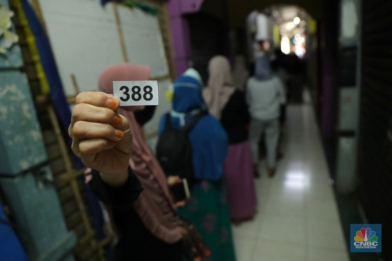 Ratusan warga antre untuk mendapatkan minyak curah kemasan di salah satu pasar di Jakarta, Jumat (26/11/2021). Program yang dilakukan oleh Pasar Jaya berkerja sama dengan Bank DKI berupa Rp. 20.000 ribu subsidi mendapatkan 2 liter + bonus 1 liter minyak curah. Sebelumnya, warga harus menginstal aplikasi Jakone  dan mengikuti persyaratan yang tertera di aplikasi. 
Suherman salah satu pedagang gorengan mengatakan 