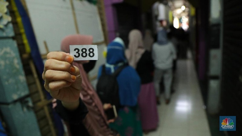 Ratusan warga antre untuk mendapatkan minyak curah kemasan di salah satu pasar di Jakarta, Jumat (26/11/2021). Program yang dilakukan oleh Pasar Jaya berkerja sama dengan Bank DKI berupa Rp. 20.000 ribu subsidi mendapatkan 2 liter + bonus 1 liter minyak curah. Sebelumnya, warga harus menginstal aplikasi Jakone  dan mengikuti persyaratan yang tertera di aplikasi. 
Suherman salah satu pedagang gorengan mengatakan 