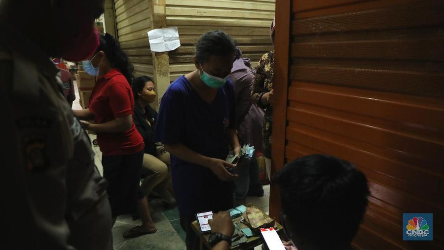Ratusan warga antre untuk mendapatkan minyak curah kemasan di salah satu pasar di Jakarta, Jumat (26/11/2021). Program yang dilakukan oleh Pasar Jaya berkerja sama dengan Bank DKI berupa Rp. 20.000 ribu subsidi mendapatkan 2 liter + bonus 1 liter minyak curah. Sebelumnya, warga harus menginstal aplikasi Jakone  dan mengikuti persyaratan yang tertera di aplikasi. 
Suherman salah satu pedagang gorengan mengatakan 