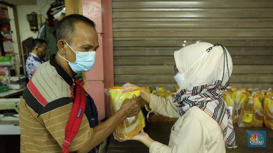 Ratusan warga antre untuk mendapatkan minyak curah kemasan di salah satu pasar di Jakarta, Jumat (26/11/2021). Program yang dilakukan oleh Pasar Jaya berkerja sama dengan Bank DKI berupa Rp. 20.000 ribu subsidi mendapatkan 2 liter + bonus 1 liter minyak curah. Sebelumnya, warga harus menginstal aplikasi Jakone dan mengikuti persyaratan yang tertera di aplikasi.
Suherman salah satu pedagang gorengan mengatakan