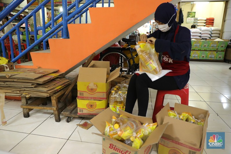 Ratusan warga antre untuk mendapatkan minyak curah kemasan di salah satu pasar di Jakarta, Jumat (26/11/2021). Program yang dilakukan oleh Pasar Jaya berkerja sama dengan Bank DKI berupa Rp. 20.000 ribu subsidi mendapatkan 2 liter + bonus 1 liter minyak curah. Sebelumnya, warga harus menginstal aplikasi Jakone  dan mengikuti persyaratan yang tertera di aplikasi. 
Suherman salah satu pedagang gorengan mengatakan 