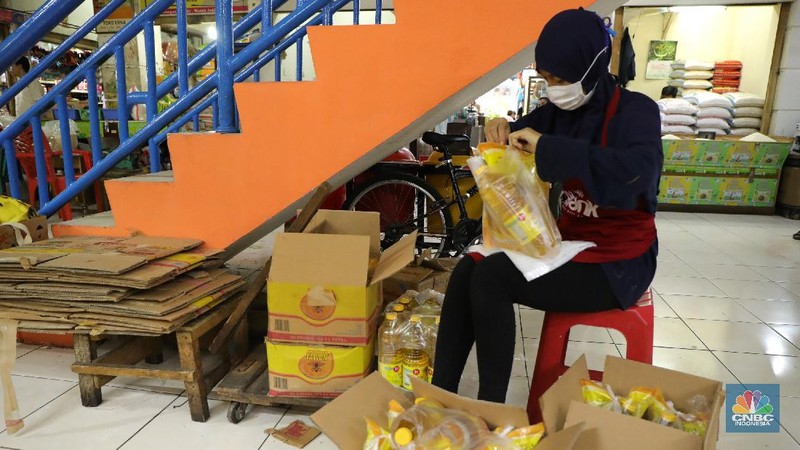 Ratusan warga antre untuk mendapatkan minyak curah kemasan di salah satu pasar di Jakarta, Jumat (26/11/2021). Program yang dilakukan oleh Pasar Jaya berkerja sama dengan Bank DKI berupa Rp. 20.000 ribu subsidi mendapatkan 2 liter + bonus 1 liter minyak curah. Sebelumnya, warga harus menginstal aplikasi Jakone  dan mengikuti persyaratan yang tertera di aplikasi. 
Suherman salah satu pedagang gorengan mengatakan 