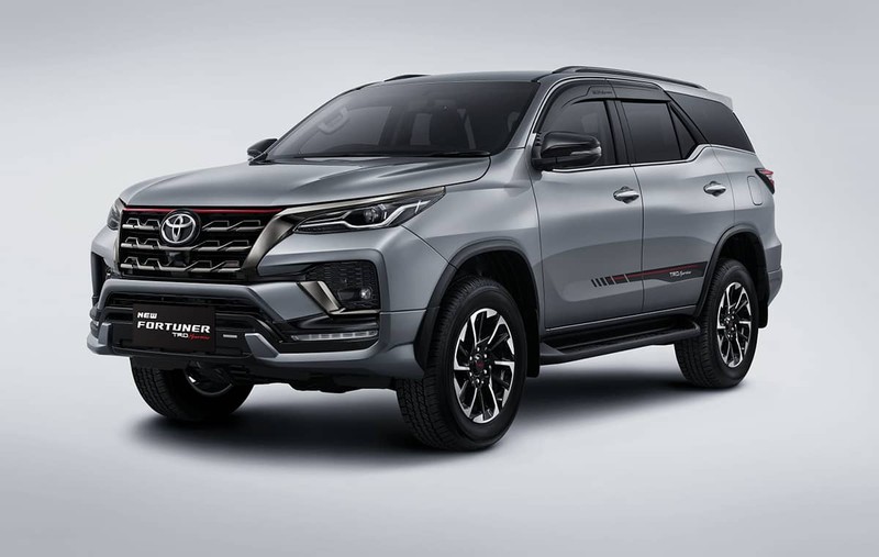 Brio generasi terbaru ini mengalami ubahan dari sektor eksterior dan interior terutama pada desain belakang yang tidak lagi menggunakan kaca besar, tetapi dibuat seperti mobil pada umumnya.Honda Brio RS manual dibanderol Rp 176 juta, sedangkan yang transmisi otomatik dipatok Rp 191 juta. Mesin yang digunakan mobil Honda Brio bertipe 1.2L i-VTEC. Dari mesin ini, Honda Brio bisa menghasilkan tenaga sebesar 90 Ps pada 6.000 rpm, sedangkan torsi puncaknya sebesar 110 Nm pada 4.800 rpm. (CNBC Indonesia/Andrean Kristianto)