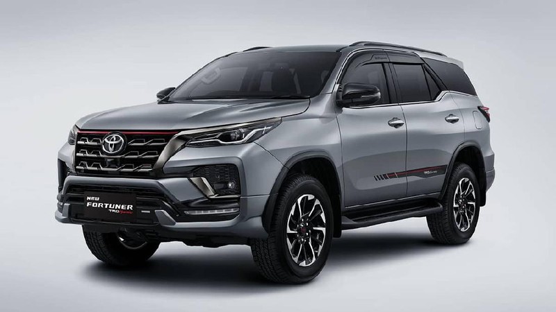 Brio generasi terbaru ini mengalami ubahan dari sektor eksterior dan interior terutama pada desain belakang yang tidak lagi menggunakan kaca besar, tetapi dibuat seperti mobil pada umumnya.Honda Brio RS manual dibanderol Rp 176 juta, sedangkan yang transmisi otomatik dipatok Rp 191 juta. Mesin yang digunakan mobil Honda Brio bertipe 1.2L i-VTEC. Dari mesin ini, Honda Brio bisa menghasilkan tenaga sebesar 90 Ps pada 6.000 rpm, sedangkan torsi puncaknya sebesar 110 Nm pada 4.800 rpm. (վ/Andrean Kristianto)