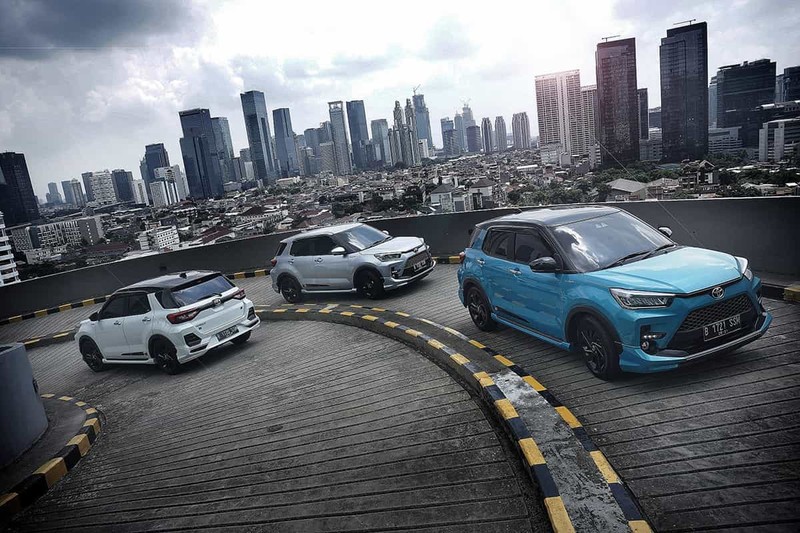 Honda Brio RS di IIMS Brio generasi terbaru ini mengalami ubahan dari sektor eksterior dan interior terutama pada desain belakang yang tidak lagi menggunakan kaca besar, tetapi dibuat seperti mobil pada umumnya.Honda Brio RS manual dibanderol Rp 176 juta, sedangkan yang transmisi otomatik dipatok Rp 191 juta. Mesin yang digunakan mobil Honda Brio bertipe 1.2L i-VTEC. Dari mesin ini, Honda Brio bisa menghasilkan tenaga sebesar 90 Ps pada 6.000 rpm, sedangkan torsi puncaknya sebesar 110 Nm pada 4.800 rpm. (CNBC Indonesia/Andrean Kristianto)