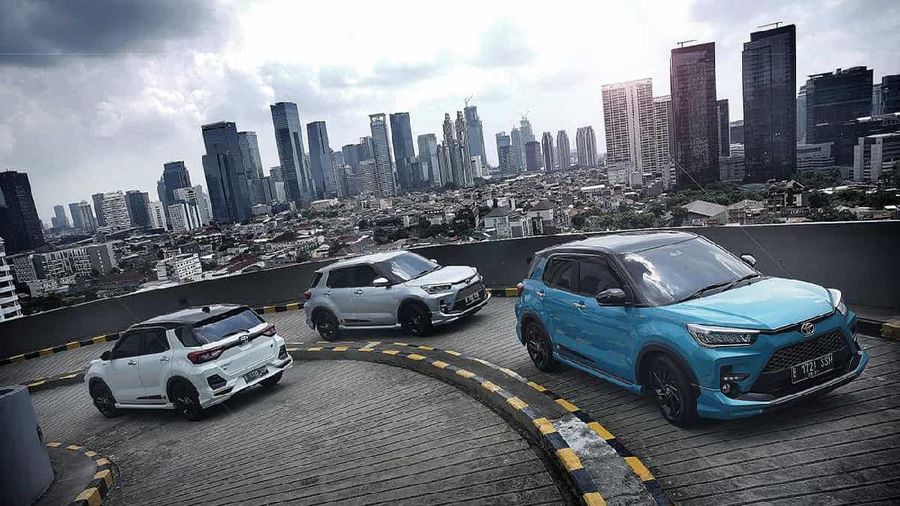 Brio generasi terbaru ini mengalami ubahan dari sektor eksterior dan interior terutama pada desain belakang yang tidak lagi menggunakan kaca besar, tetapi dibuat seperti mobil pada umumnya.Honda Brio RS manual dibanderol Rp 176 juta, sedangkan yang transmisi otomatik dipatok Rp 191 juta. Mesin yang digunakan mobil Honda Brio bertipe 1.2L i-VTEC. Dari mesin ini, Honda Brio bisa menghasilkan tenaga sebesar 90 Ps pada 6.000 rpm, sedangkan torsi puncaknya sebesar 110 Nm pada 4.800 rpm. (վ/Andrean Kristianto)