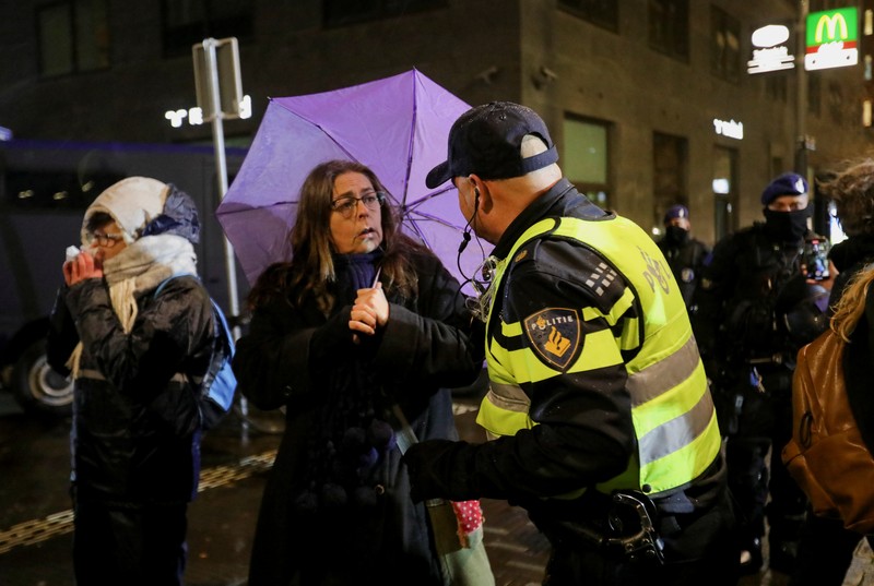 HEALTH-CORONAVIRUS/NETHERLANDS-RUTTE People take part in a protest following Dutch Prime Minister Mark Rutte's announcement of new measures to fight a record surge in coronavirus disease (COVID-19) infections, in The Hague, Netherlands, November 26, 2021. REUTERS/Eva Plevier