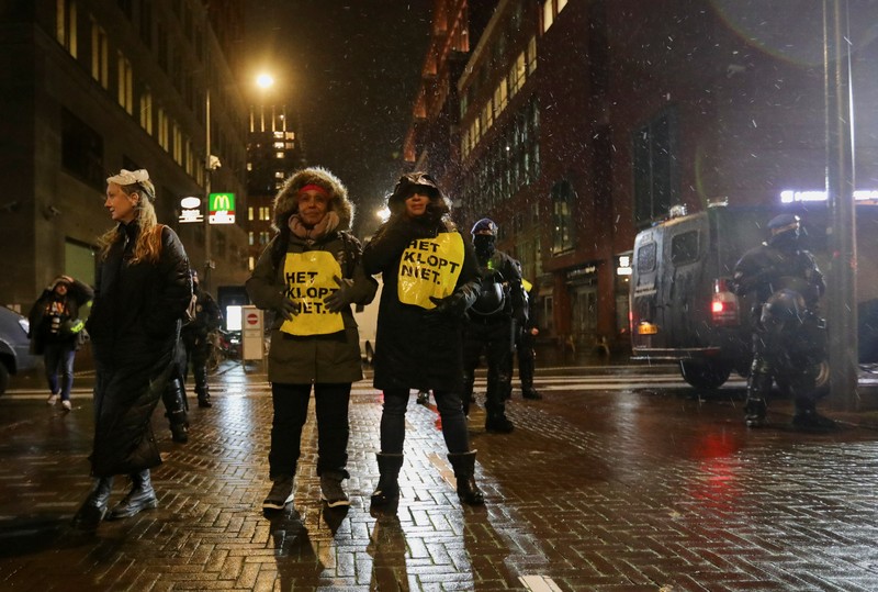 HEALTH-CORONAVIRUS/NETHERLANDS-RUTTE People take part in a protest following Dutch Prime Minister Mark Rutte's announcement of new measures to fight a record surge in coronavirus disease (COVID-19) infections, in The Hague, Netherlands, November 26, 2021. REUTERS/Eva Plevier