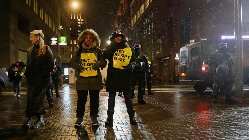 People take part in a protest following Dutch Prime Minister Mark Rutte's announcement of new measures to fight a record surge in coronavirus disease (COVID-19) infections, in The Hague, Netherlands, November 26, 2021. REUTERS/Eva Plevier