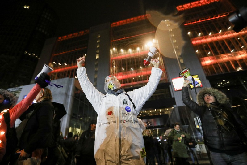 HEALTH-CORONAVIRUS/NETHERLANDS-RUTTE People take part in a protest following Dutch Prime Minister Mark Rutte's announcement of new measures to fight a record surge in coronavirus disease (COVID-19) infections, in The Hague, Netherlands, November 26, 2021. REUTERS/Eva Plevier