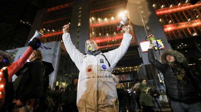 People take part in a protest following Dutch Prime Minister Mark Rutte's announcement of new measures to fight a record surge in coronavirus disease (COVID-19) infections, in The Hague, Netherlands, November 26, 2021. REUTERS/Eva Plevier