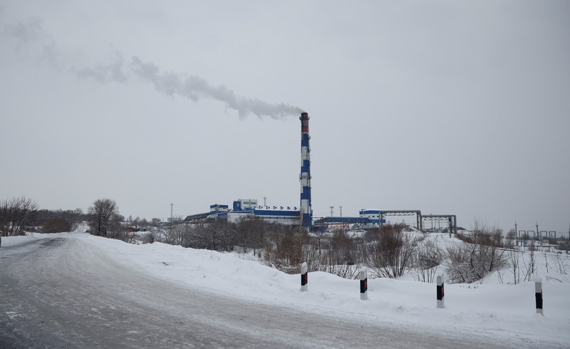 RUSSIA-MINE/ A stop sign is seen at the entrance to the Listvyazhnaya coal mine following Thursday's mine accident, in the Kemerovo region, Russia, November 27, 2021. REUTERS/Maxim Shemetov